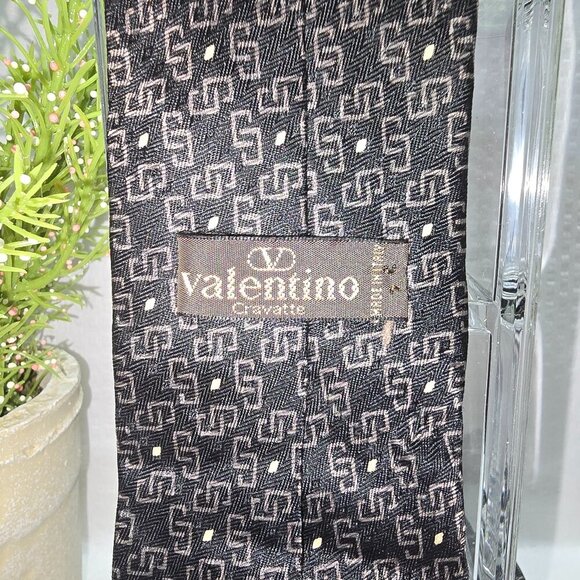 VALENTINO 100% SILK TIE MENS BLACK WITH LINK DESIGN IN TAN EXCELLENT QUALITY - Picture 2 of 6